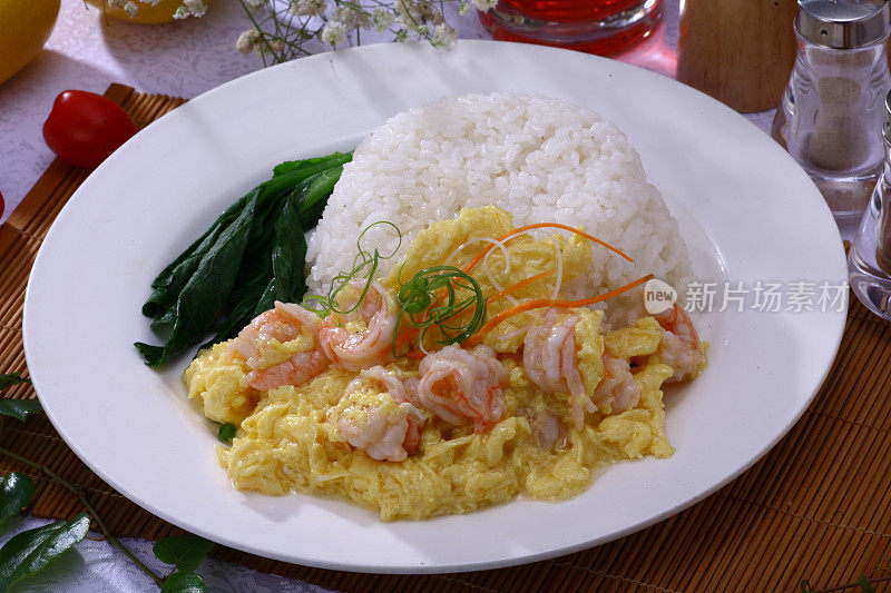 Fried shrimp with scrambled egg (滑蛋虾球) on rice